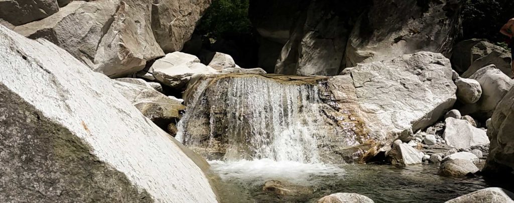 Wasserfall, der von Steinen umgeben ist